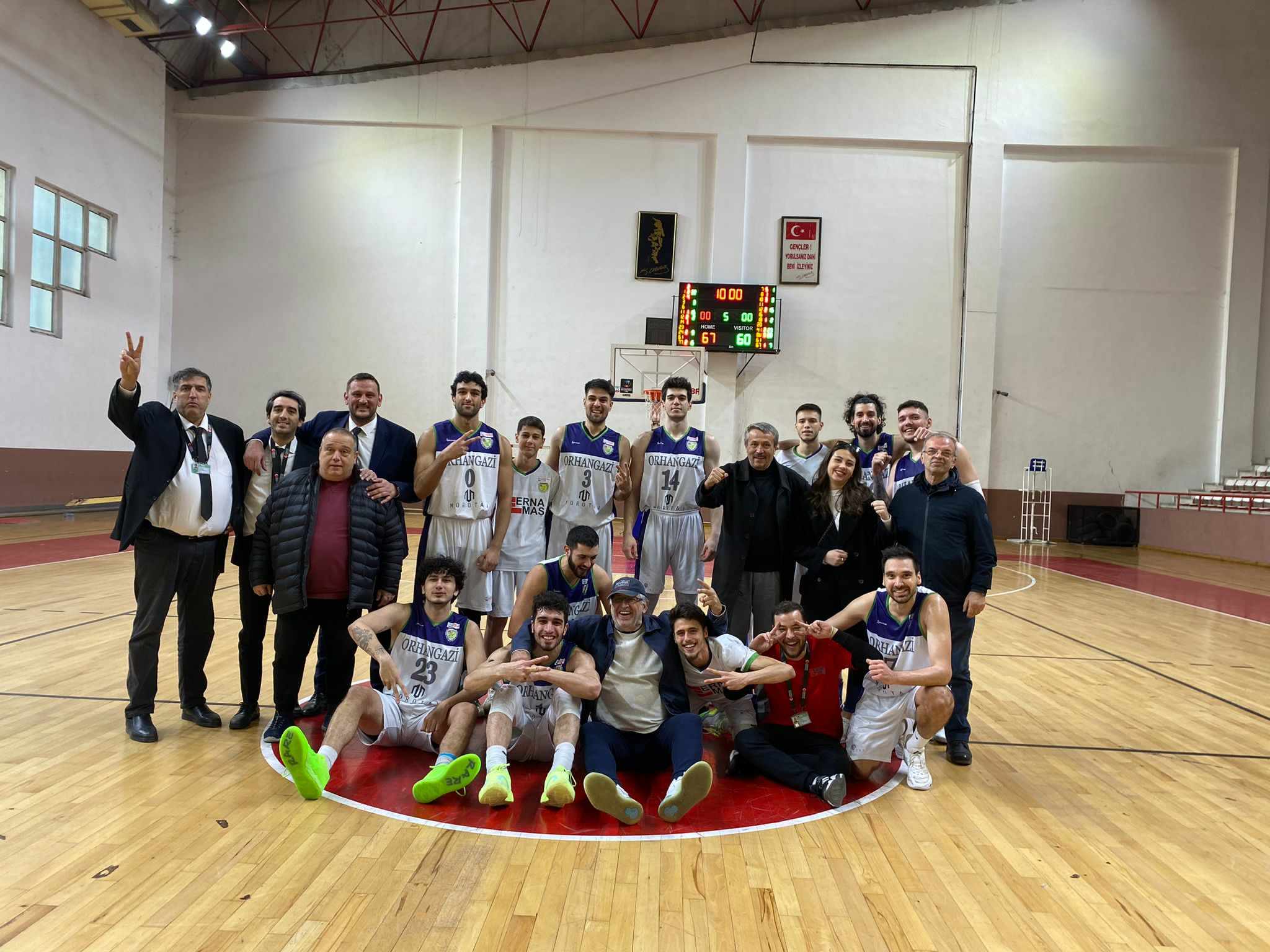 ORHANGAZİ EĞİTİM BASKETBOL TAKIMI SAHA’NIN TOZUNU ATTIRDI