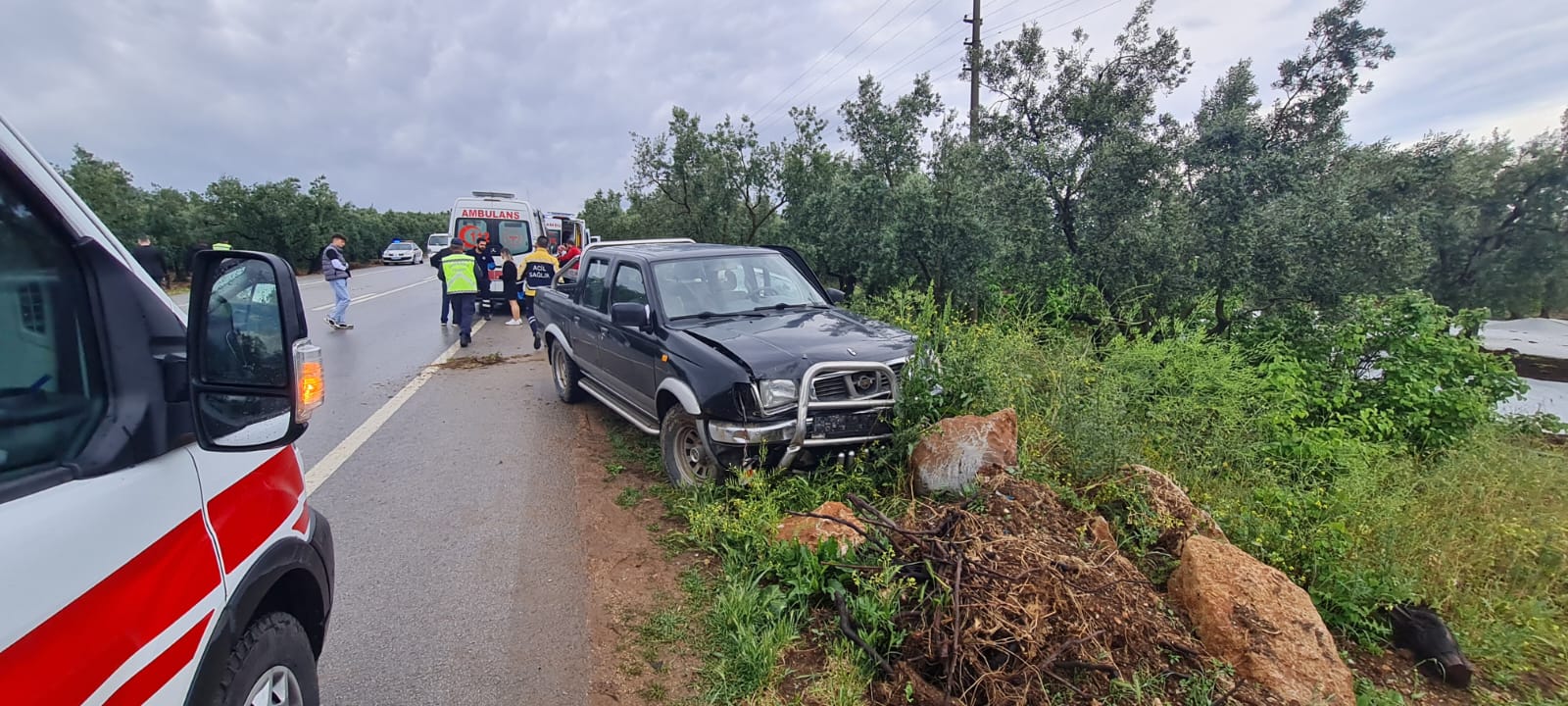 İZNİK YOLUNDA DÜĞÜN KONVOYU KAZA YAPTI 6 KİŞİ YARALANDI
