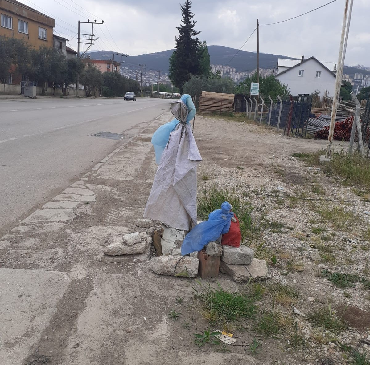 Rögar Kapağı Olmayan Kaldırım Tehlike Saçıyor