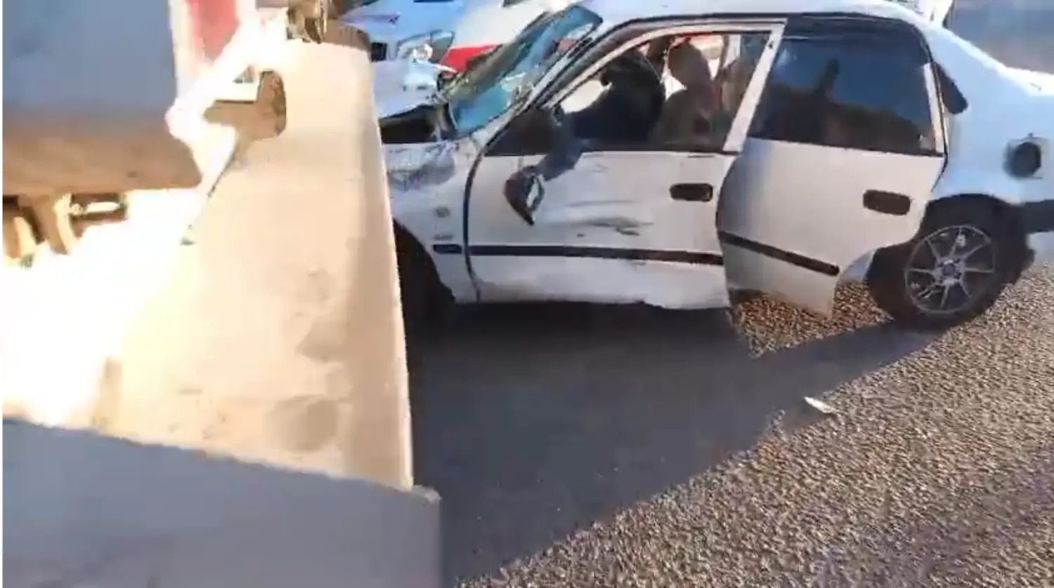 Karşıya geçmek isteyen tıra otomobil çarptı -4 yaralı