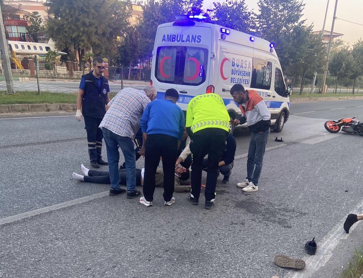Anayolda Motosiklet yayaya çarptı 2 yaralı