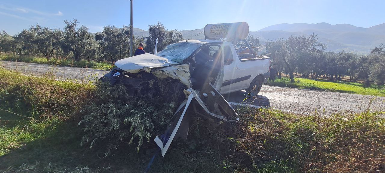 Ticari araçlar çarpıştı 4 yaralı