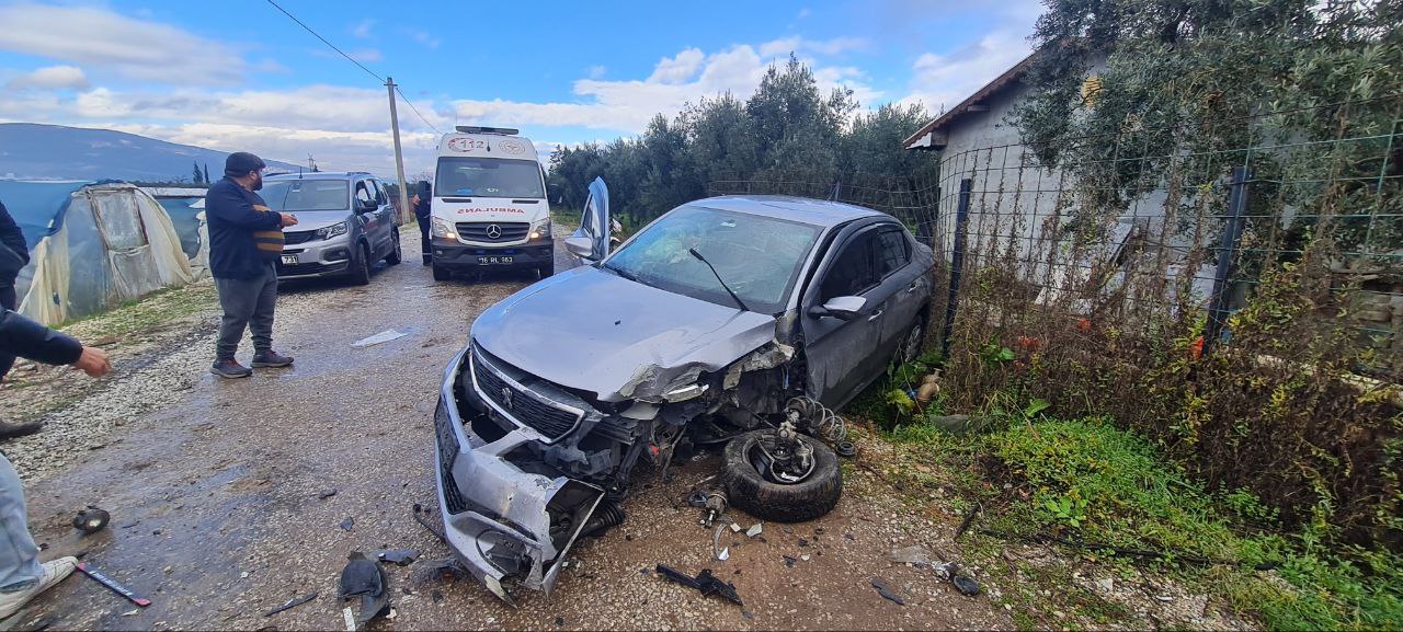 Kontrolden çıkan otomobil duvara çarptı 3 kişi yaralandı