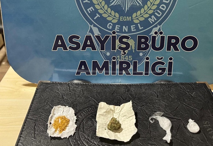 Uyuşturucu ticareti ve yasa dışı silah bulunduran 3 şahıs tutuklandı