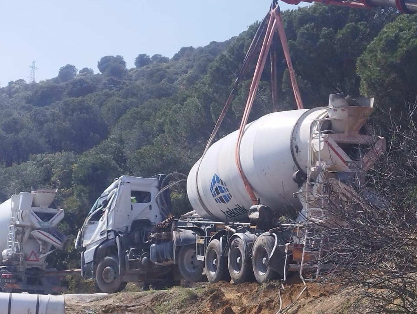 Gemlik Armutlu Yolunda Beton Mikseri Kaza Yaptı: Sürücüsü Ağır Yaralı