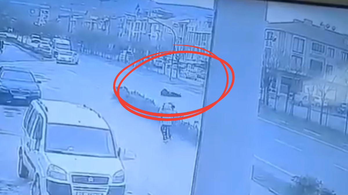 Yaşlı Adama Otomobil Çarptı: O Anlar Güvenlik Kameralarına Yansıdı