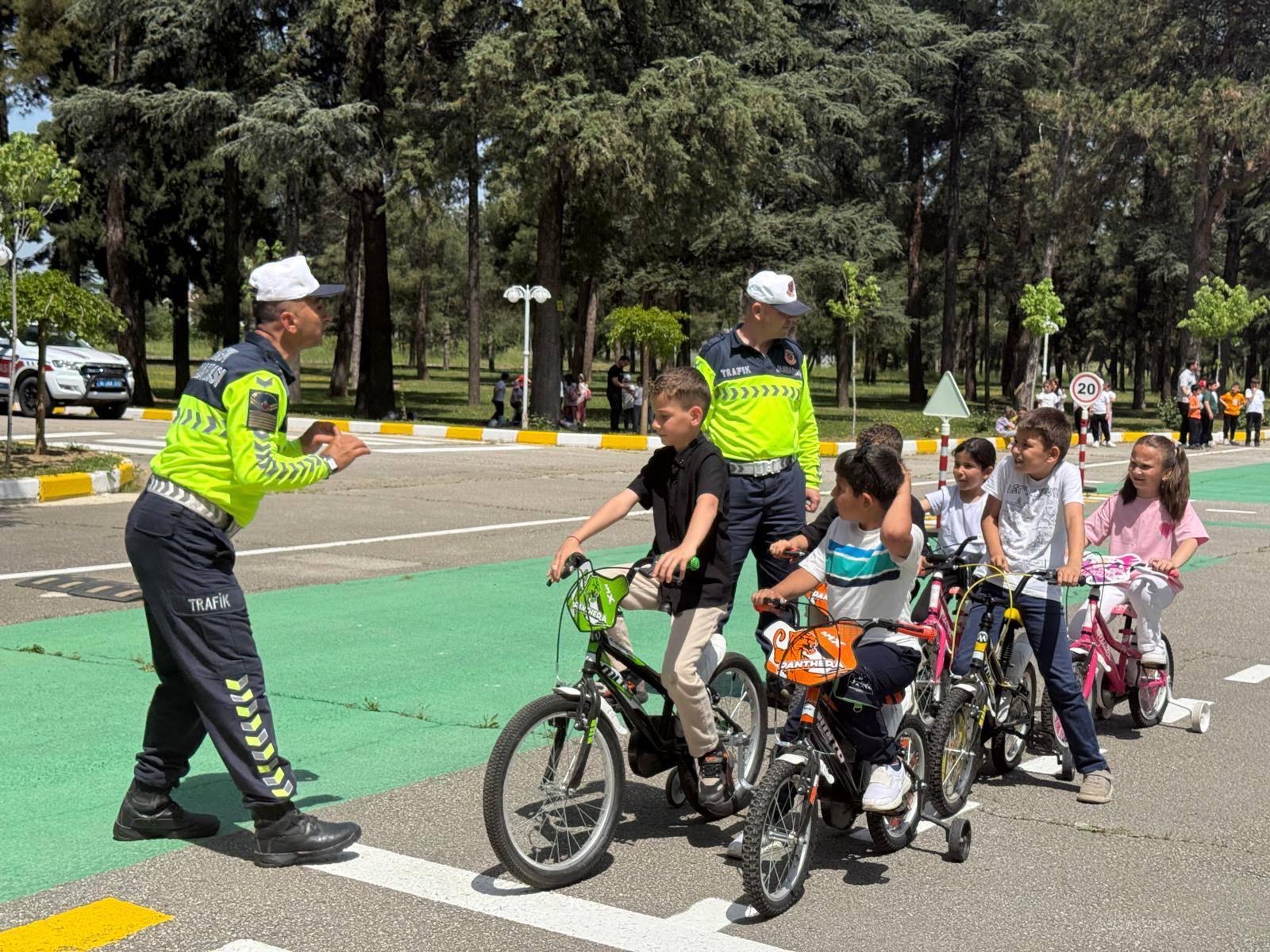 Jandarmadan Miniklere Uygulamalı Trafik Eğitimi