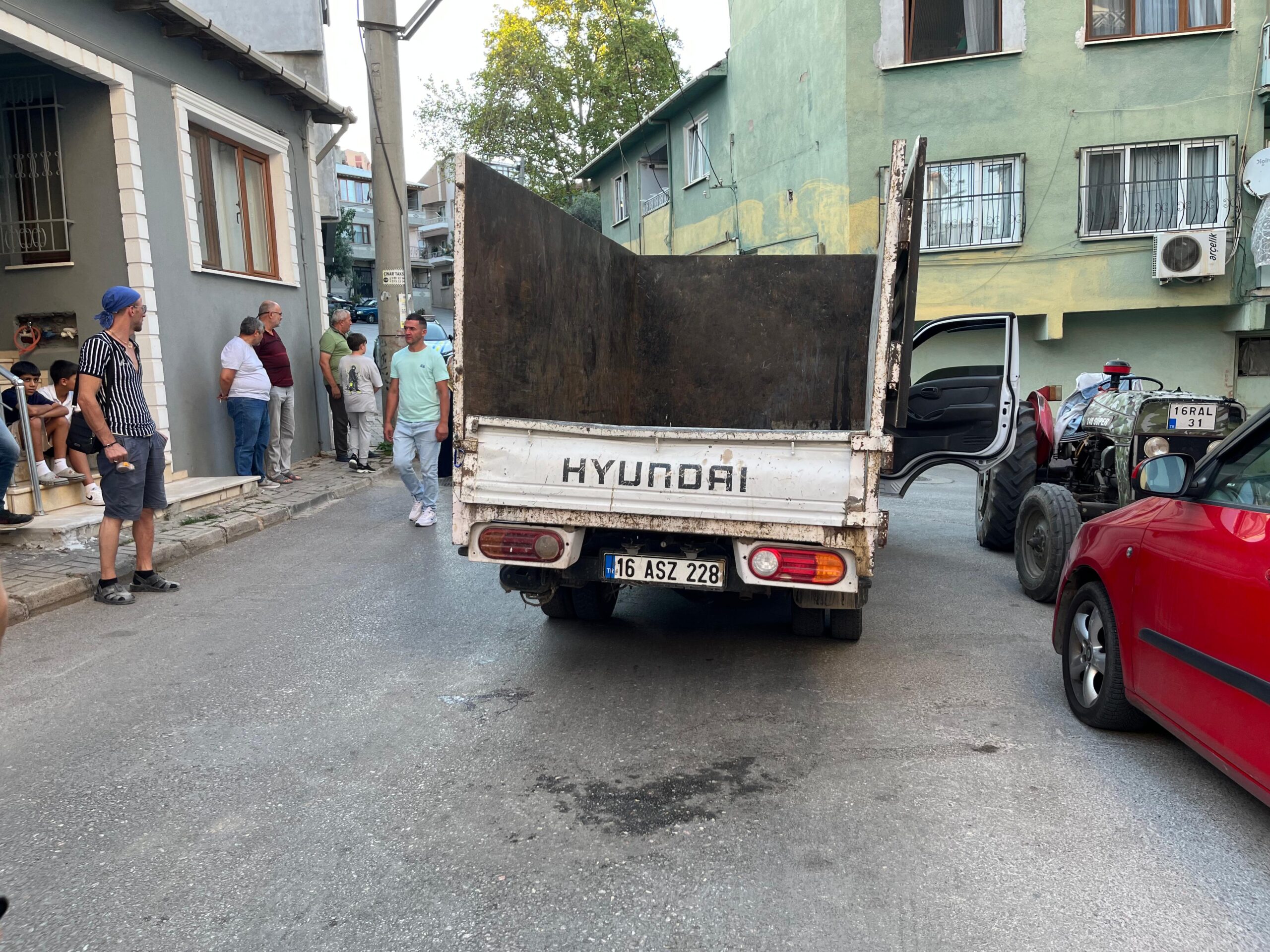 Genç Kadın Sürücü Yokuşta Kontrolden Çıktı: Kazada Yaralandı